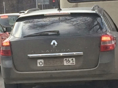 Анжела «спалила» хитрого автомобилиста Ростова с затемненным номером иномарки