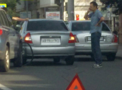 ДТП-загадку устроили водители при одновременном перестроении в центре Ростова