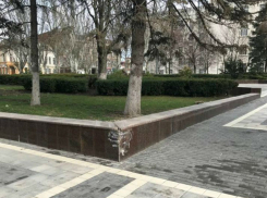 Под возмущенные возгласы горожан ленивые рабочие скотчем и добрым словом закрепили плитку в центре Ростова