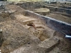 Части пяти построек первых жителей Ростова и старинный предмет быта раскопали археологи 