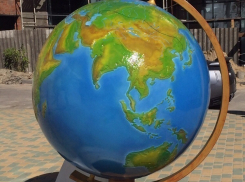 На проспекте Стачки появился декоративный глобус