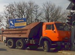 ДТП с протаранившим светофор КамАЗом после опасного маневра ВАЗа в Ростовской области попало на видео