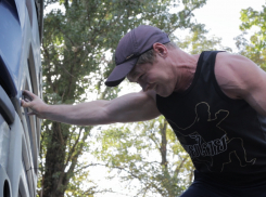 Ростовчанин одним пальцем сдвинул фуру на несколько метров