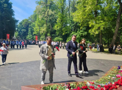 В Таганроге популярный актер Павел Деревянко возложил цветы к Вечному огню