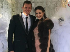 «Странный» наряд ростовской любовницы Тарасова на свадьбе спровоцировал утверждения о беременности