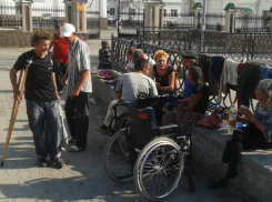 Четырехлетнюю девочку нашли в компании бомжей в Ростове