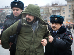 Задержание силовиками странного активиста на митинге в Ростове сняли на видео