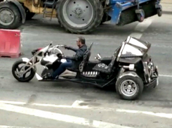 Шедевральный проезд по центру  города сверкающего боками диковинного мотоагрегата попал на видео в Ростове