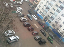 Превращение детской площадки в автомобильную парковку возмутило жителей Ростова