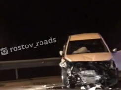 В груду металла превратились легковушки после лобового столкновения под Ростовом 