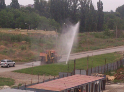 В Ростове на Батуринской прорвало трубу