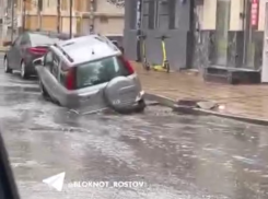 Во время дождя машина провалилась под асфальт в Ростове