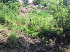 Сотрудники Октябрьской администрации Ростова исследовали ручей на предмет мусора