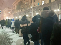 Жители микрорайона Суворовский не могут попасть домой из-за первого снега