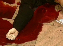 Умирающего в луже собственной крови парня обнаружили у подъезда жители Ростовской области