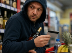 Ростовчанин нашел чужую карту, устроил алкогольный шопинг и попал под уголовку