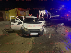 В Аксае водитель «Лады» провалился в яму на дороге и получил травмы