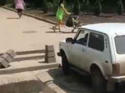 Устроившая краш-тест тротуарным столбикам «Нива» застряла на парковке Ростова и попала на видео