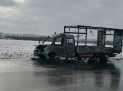Ростовские автоинспекторы предотвратили взрыв горящего автомобиля