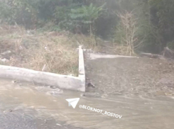 «Уникальное явление природы»: ростовчане пожаловались на зловонные потоки на улицах Вертолетного поля