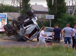 Грузовик с песком опрокинулся на два Mitsubishi после лобового ДТП в Ростовской области на видео