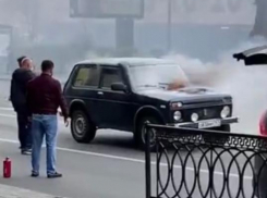 В Ростове во время движения загорелась легковушка