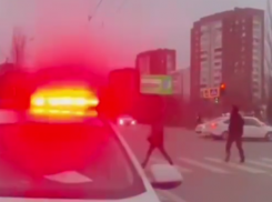 Пожилая автоледи сбила двух пешеходов в Ростове