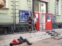 Безмятежно спящий на работе начальник вызвал жгучую зависть прохожих в центре Ростова