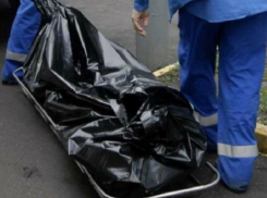 Женщина в возрасте выпала из окна семиэтажки в Ростове и скончалась