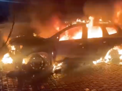 В Пролетарске подожгли машину редактора местной программы