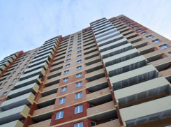 Мать годовалого ребенка выпала из окна девятого этажа в Ростовской области