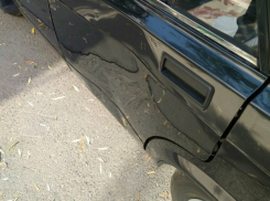 Неравный бой с припаркованной во дворе Ростова легковушкой устроил пьяный дебошир на видео