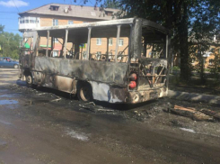 Два маршрутных автобуса выгорели дотла на автостоянке в Ростовской области