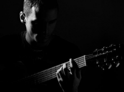 В Волгодонске злоумышленники избили уличного музыканта и отняли у него гитару