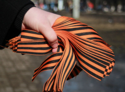 Продажа Георгиевских лент местной «шпаной» возмутила пришедших на парад жителей Ростова 