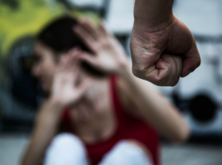 Мужчина избил свою возлюбленную до полусмерти из-за подозрительного звонка в Ростове