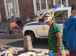 Попытка разогнать блошиный рынок экипажем полиции в Ростове попала на видео