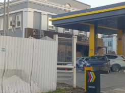 На Нагибина в Ростове иномарка протаранила бензоколонку на заправке