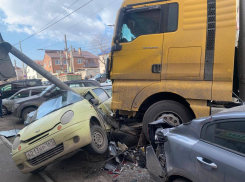 Грузовик в Ростове-на-Дону снес светофор и врезался в три иномарки