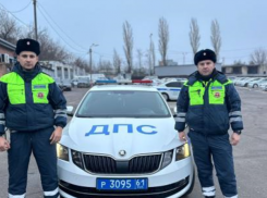 В Ростове сотрудники ГАИ спасли мальчика с ожогами 