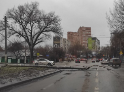 В Ростове автобус сбил столб, из-за которого парализовало движение на Дачной 