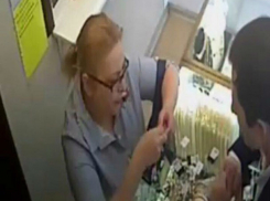 Блондинка-воровка попала на видеокамеру ювелирного магазина в Ростове