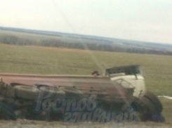 Перегруженная щебнем фура лихо перевернулась в кювет на трассе под Ростовом