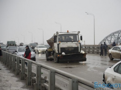 Автомобили в Ростове столкнулись из-за гололедицы, после ДТП дорогу обработали реагентами 