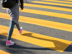 Сбитая иномаркой девушка дождалась помощи от «спасительного» кабриолета в Ростове