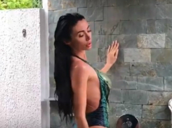 Откровенно выпирающие из попы ростовской звезды «Дома-2» импланты шокировали фолловеров на видео