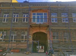 В Ростове кирпичный фасад исторического дома решили оштукатурить против воли жильцов