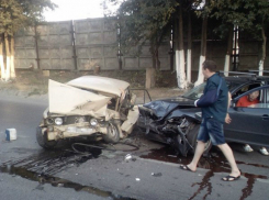 Двое молодых водителей легковушек и их пассажиры пострадали в лобовом ДТП на встречке в Ростове