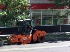 Каток, провалившийся «за деяния свои» в асфальт в центре Ростова, попал на видео