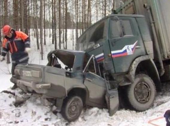 Четыре человека погибли в ДТП в Ростовской области при столкновении ВАЗа и КамАЗа